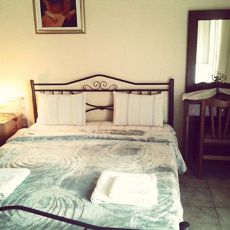 Guesthouse Adonis Loutraki  Bagian luar foto