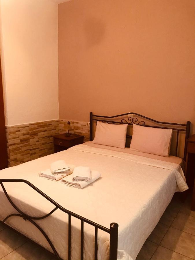Guesthouse Adonis Loutraki  Bagian luar foto