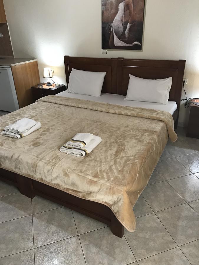 Guesthouse Adonis Loutraki  Bagian luar foto