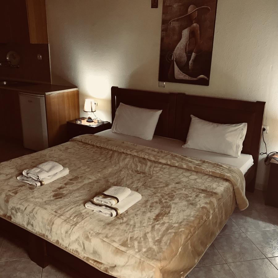 Guesthouse Adonis Loutraki  Bagian luar foto