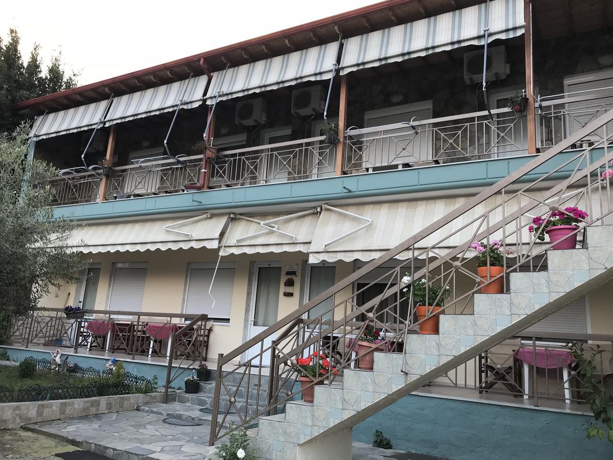 Guesthouse Adonis Loutraki  Bagian luar foto