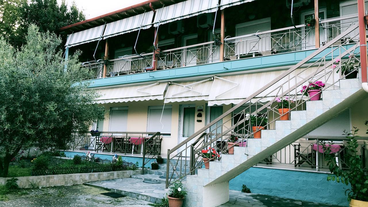 Guesthouse Adonis Loutraki  Bagian luar foto